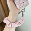 Correa de muñeca nueva original para otoño/invierno con un patrón de estrella de jacquard, diseño trenzado hecho a mano, doble hebilla y cadena anti-pérdida para teléfono