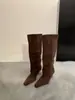 Botas western de bico fino e salto alto retrô, novo estilo 2026, estilosas, elegantes, emagrecem, de cano curto, camurça, e de tornozelo