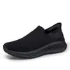Zapatillas transfronterizas nuevas de malla y tejido fly-knit para hombre y mujer, zapatillas negras para hombre con suela blanda, ligeras, slip-on, casuales para caminar, zapatos de pareja