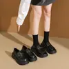 Novos mocassins, versáteis para a primavera, sapatos casuais pretos de couro estilo britânico, mocassins de sola grossa para mulheres, 2026, que aumentam a altura