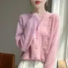 Cardigan de Tricô com Design Redutor de Idade Totalmente Feito à Mão em Crochê Outono e Inverno Novo Jaqueta Feminina Gola Redonda de Botão Único em Seda e Caxemira