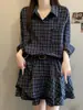 Vestido xadrez jovem estilo retrô de luxo leve para mulheres, novo design de outono de 2026 com vestido camisa e xale