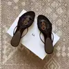 Encuentro Cercano Temporada 2026 Nuevas Chanclas Sexy de Tacón Kitten Retro para Mujer, Sandalias Abiertas de Verano con Clips para Dedos de los Pies con Pedrería