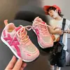 Tênis Esportivo Infantil 2026 Primavera/Outono Novos Sapatos Infantis Malha Respirável Sapatos Forrest Gump Leves Sola Macia Sapatos de Treino Alemães para Meninas