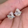 2026 Venda Quente Brincos de Tarraxa Simples de Moissanita Gota D'água para Mulheres Cool e Elegantes Super Brilhantes Exquisitos Leve Luxo Versátil Toque de Alto Padrão Anel