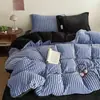 Conjunto de Cama Retro Simples Listrado de Lã de Leite Quatro Peças Lençol de Coral Capa de Edredom Lençol com Elástico Conjunto de Três Peças