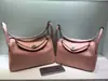 Bolsas de medicina al por mayor bolsas para mujer cuero de capa superior con textura de lichi bolsa de enfermera hombro portátil bolsa Lindi bolsa almohada Europa y Estados Unidos