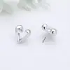 Pendientes versátiles de temperamento de alta gama estilo Hepburn de Instagram pendientes en forma de corazón pendientes de botón de corazón tridimensionales exquisitos a la moda simples