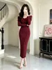 Conjunto listrado ombro a ombro para mulheres, top de manga longa, saia lápis midi de cintura alta, conjunto de duas peças elegante e sofisticado