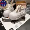 Mocassins femininos, novo estilo 2026, que aumentam a altura, com sola grossa, de cadarço, tênis brancos, versáteis, confortáveis, casuais, sapatos de cano alto