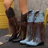 Novas botas western cowboy longas femininas estilo europeu e americano, com rebites, bico fino e fecho de fivela, projetadas para vendas transfronteiriças
