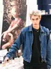 Chaqueta corta de mezclilla acolchada en los hombros de color azul oscuro para hombre, moderna y elegante, con un ambiente americano de alta gama y genial, chaqueta de mezclilla a la moda