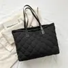 Bolsa de gran capacidad de superficie suave para Otoño e Invierno para mujer 2023 nuevo bolso de hombro estilo occidental bolso popular para ir al trabajo bolsa de algodón tipo tote moda