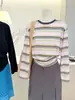 Camiseta de Manga Longa Listrada Color Block Retrô com Senso de Design de Verão 2026 Feminina Solta Versátil Proteção Solar Redução de Idade Top