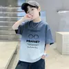 Camiseta de Algodão Puro Confortável de Manga Curta e Gola Redonda para Crianças Maiores, Top Fino Respirável de Verão com Estampa de Letras Estilosa para Meninos