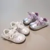 Tênis de treino fashion alemão para meninas 2026 novo sapato casual princesa de renda para bebê sapatos esportivos antiderrapantes de sola macia