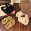 Chinelos de pelúcia femininos com plataforma para aumentar a altura, sapatos pretos peludos super estilosos para casa de outono e inverno
