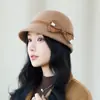 Novo chapéu de lã para equitação de outono e inverno para mulheres com laço, vintage elegante, afina o rosto, chapéu bucket moderno, chapéu de proteção solar