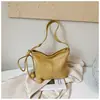 Bolso tipo cubo retro de color sólido de gran capacidad Shuai Mijia para mujer, nuevo modelo de moda de principios de otoño 2026, para ir al trabajo, de hombro y cruzado