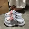 Tamancos femininos de plataforma com sola grossa para uso externo, macios e fofos, confortáveis para o uso casual de verão, com sensação de pisar em fezes, chinelos fechados de EVA