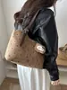 Bolsa Tote Grande de Bolinhas Retrô Nova Outono 2026 Moda Versátil para o Dia a Dia Ombro Único de Mão Atacado Bolsa Feminina