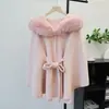 2025 Nuevo Abrigo de Capa de Lana de Punto con Capucha Peluda de Empalme para Otoño e Invierno Chaqueta Suéter Elegante de Doble Cara con Cinturón para Mujer