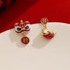 Pendientes de traje de león koi con esmalte rojo de Año Nuevo para mujer, otoño e invierno, nicho de gama alta, ricos pendientes de Año Nuevo chino.