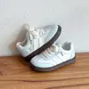 Zapatillas de entrenamiento estilo coreano para niñas, colección otoño/invierno 2026, zapatillas blancas de lunares, zapatos casual versátiles, zapatillas deportivas de suela suave