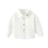 Camisas infantis para primavera e outono para meninos e meninas, roupas de bebê estilosas, designs modernos e únicos, bordado popular de urso de desenho animado estilo coreano em uma camisa branca