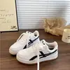 Zapatillas deportivas casuales únicas y versátiles para estudiantes, nuevo modelo de otoño 2026, zapatos blancos con plataforma, suelas gruesas y diseño que aumenta la altura