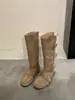 Outono e inverno de 2026 novo estilo fivela rebite acabamento botas altas bico redondo altura do joelho botas de cano largo botas de montaria para mulheres