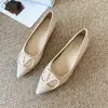 Zapatos planos bajos de punta estilo francés 2026 para mujer, hebilla en V de charol, tacón bajo, zapatos profesionales versátiles W1183-16