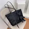 Bolsas Bolsa Tote Feminina 2025 Nova Moda Europeia e Americana Bolsa de Ombro Estilo Ocidental Bolsa de Compras com Diamantes Texturizada de Mão Grande