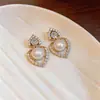 Aretes de perla con colgante de corazón de circón de aguja de plata, lujo ligero, de alta gama, modernos y exquisitos, aretes versátiles de nicho para mujer