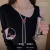 Un collar de trébol de cuatro hojas de diamante púrpura de dos vías, diseño desmontable, cadena larga versátil para suéter para mujer, accesorio popular de lujo ligero