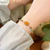 Novo Bracelete de Pérolas Coloridas Redondas para Mulheres, Estilo Retrô, Luxo Leve, Sensação de Alta Qualidade, Joia de Mão Exclusiva com Temperamento Refinado