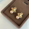 Pendientes de Pétalo Estilo Retro Francés Aguja de Plata con Temperamento Único, Estilo Transfronterizo Europeo y Americano, Moda Año del Caballo, Pendientes de Perla Dulces y Elegantes para Mujer