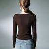 Top chic de nicho con cuello en V, diseño plisado, estilo extranjero, camisa pequeña nueva de otoño, camiseta base ajustada adelgazante