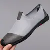 2026 Novo Estilo de Verão Masculino Malha Respirável Casual Couro Calçados Masculinos Buracos Vazados Sandálias Slip-On Calçados Masculinos 128