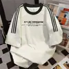 Camiseta de Manga Curta com Estampa de Letras Graffiti Estilo Americano Três Listras Unissex Verão Novo Casual Solto Top Ins