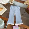 [En Stock] Ct262472 Conjunto Infantil 2026 Primavera Top Floral, Jeans de Tirantes Color Sólido, Conjunto de Tres Piezas