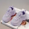 Tênis brancos para crianças, tênis esportivos para meninas, tênis de corrida para meninas pequenas, sapatos de malha simples para primavera e outono de 2025, tênis estilo "dad shoes" para o campus