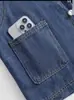 Foto Real de um Novo Colete Jeans Simples, Estiloso e Moderno na Cor Azul com um Design Único e Moda Versátil