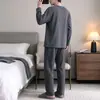 Venta al por mayor de fábrica Pijamas para hombre Otoño de imitación de algodón 2026 Nuevo Manga larga Talla grande Gris Oscuro Ropa para el hogar Otoño e Invierno