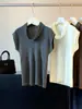 Nuevo estilo de principios de otoño, elegante top de punto sin mangas con cuello de volantes para mujer, corte ajustado y favorecedor para la figura con mangas cruzadas