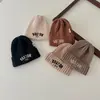 Conjunto quente de chapéu com proteção para as orelhas para bebês no outono e inverno, chapéu de tricô bordado para meninos e meninas, chapéu de lã para crianças, chapéu infantil à prova de frio