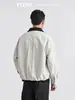 Además, la chaqueta corta de mezclilla patchwork con bloques de color en el cuello, de corte holgado, hombros caídos, casual, con cremallera para hombre, es perfecta para el otoño de 2026.