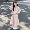 Conjunto de dos piezas para niña: una sudadera con cuello de muñeca y una falda midi de moda con lazo, perfecta para principios de otoño, adecuada para la escuela