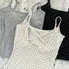 Camisola estilo caricatura de chica atrevida con diseño de espalda cruzada, estampado de lunares y copas incorporadas, adelgazante y que realza la figura, adecuada para usar en capas o como prenda exterior.