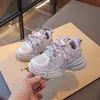 Sapatos de menina, tênis, novo estilo 2026, malha respirável, tênis robustos, tênis de corrida de outono para crianças, versátil para crianças mais velhas